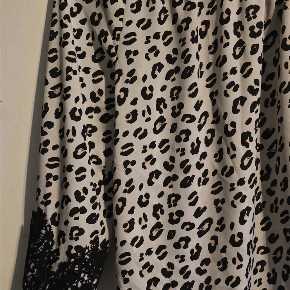 Elegant Black and White Leopard Blouse with Lace Trim - Picture 11 of 15